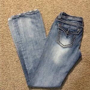 Women’s Light Wash Blue Jeans with Decorative Pocket Stitching